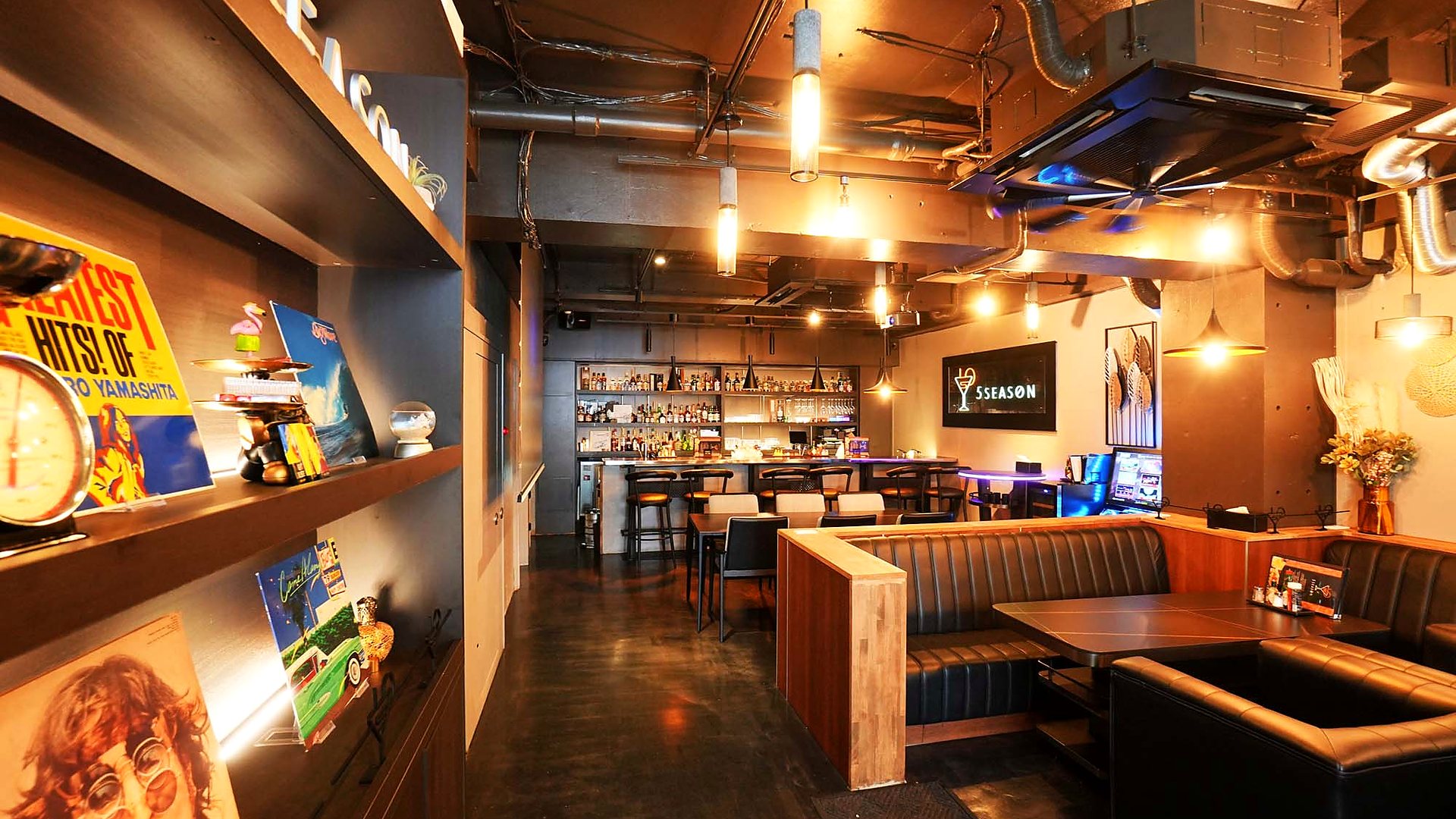 日ノ出町・野毛のダイニングバー5SEASONの店内