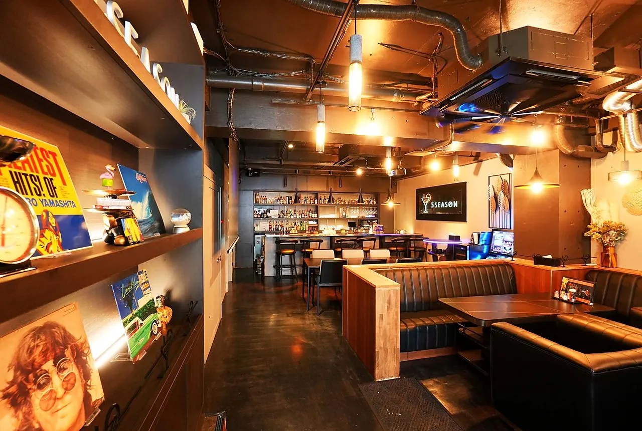 日ノ出町・野毛のダイニングバー5SEASONの店内